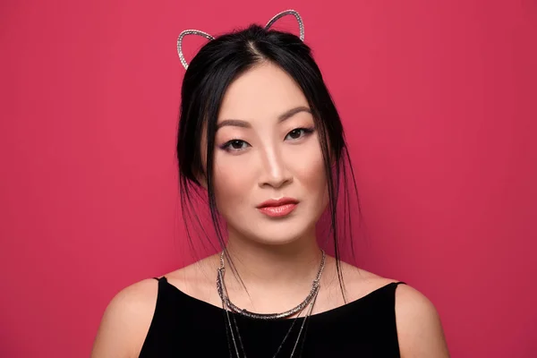 Giovane donna in orecchie di gatto — Foto Stock