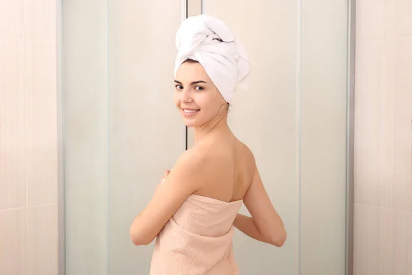 Young woman going to shower — Stockfoto