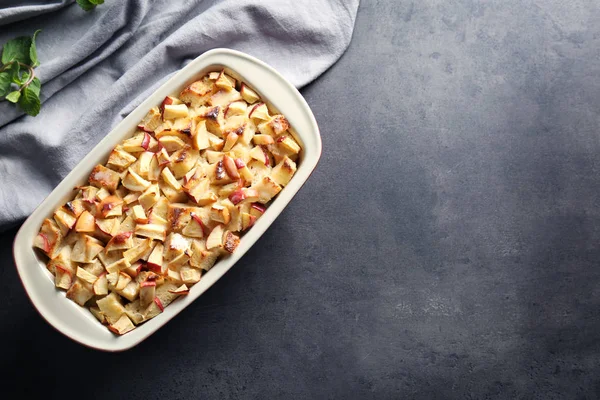 Budino di pane saporito con mele — Foto Stock