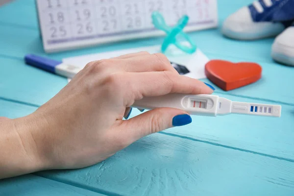 Pregnancy test in hand — Stock Photo, Image