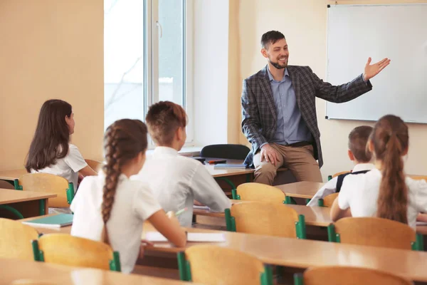 Eleverna lyssnar lärare i klassrummet — Stockfoto
