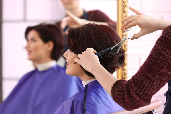 Hairdresser making beautiful haircut — Stock Photo, Image