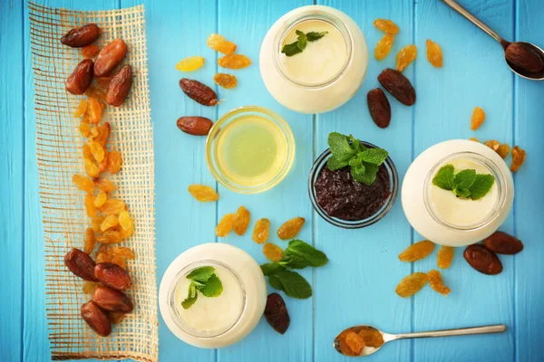 Glazen potten met heerlijke yoghurt — Stockfoto