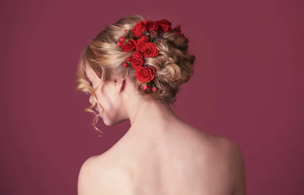 若い女性の髪に花を持つ — ストック写真