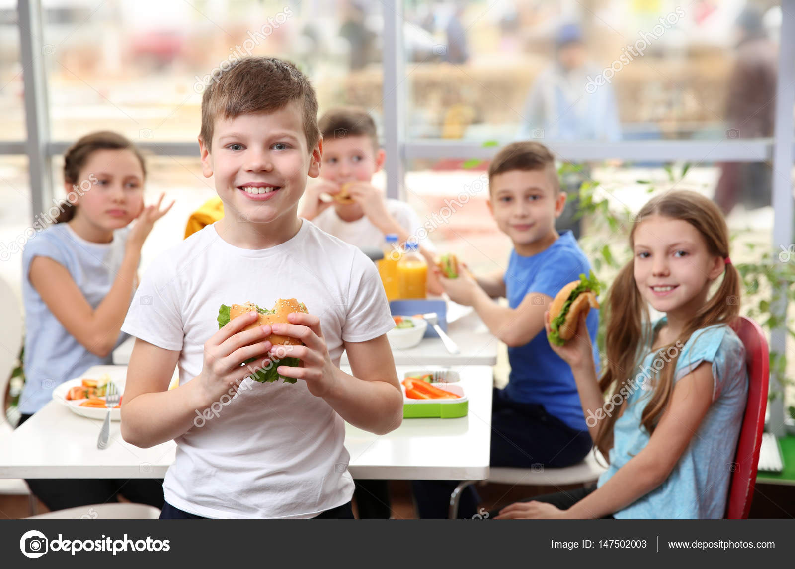 мама собирает ребенка в школу. красивые картинки человек упаковывает еду. Charity organizations in russia. счастливый официант. мама дает игрушку сыну фото и картинки.