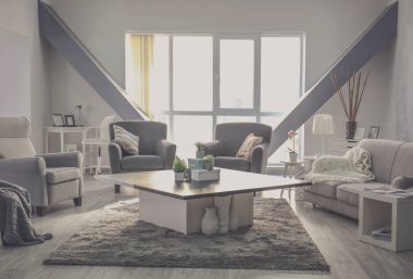 Oturma odasının içinde.