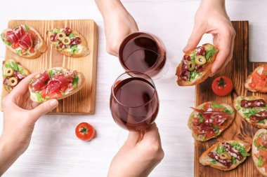 Kadınların elleri gözlük ile kızartma