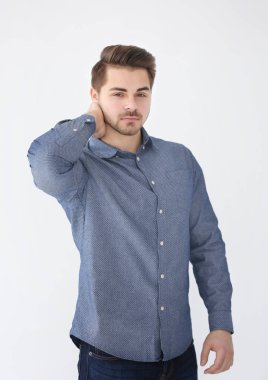 Yakışıklı genç adam.