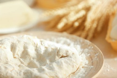 Çiğ hamur ile plaka 