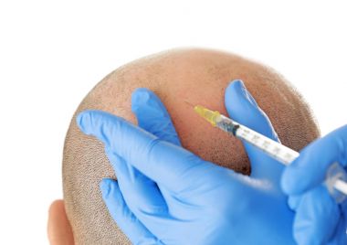 Adam beyaz arka planda, portre saç kaybı sorunu alıcı enjeksiyon ile