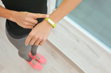 Genç kadın fitness izci ile 