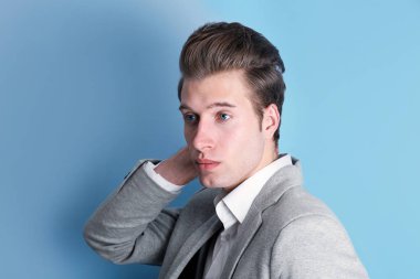 Yakışıklı genç adam.