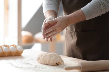 Adam mutfakta hamur yapma