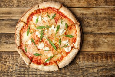 Taze malzemelerle dört peynirli pizza 