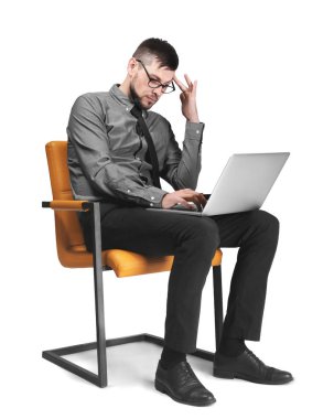 Beyaz arka plan üstünde laptop ile yakışıklı programcı