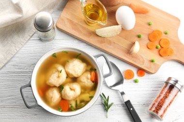 Tavuk ve köfte ile seramik tava