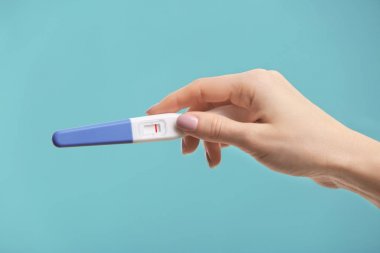 Hamilelik testi elinde 
