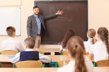 Öğrenciler öğretmen sınıfta dinleme