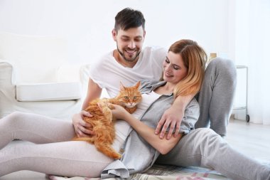  kedi ile genç Çift