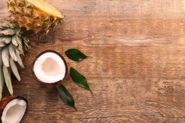 Taze ananas ve hindistancevizi