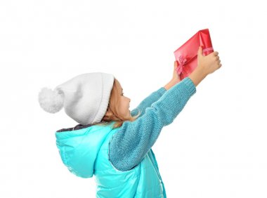 Beyaz arka plan üzerinde giftbox ile sıcak giysiler, sevimli küçük kız