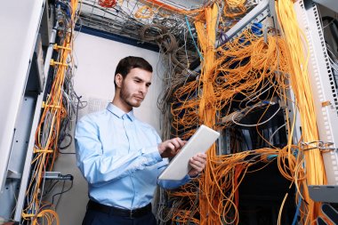 sunucu odasına çalışan genç mühendis