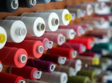 Makaralar üzerinde raf, portre renkli konu ile