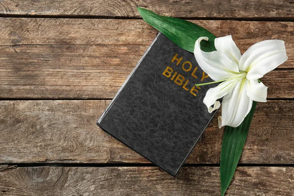 Santa Biblia y Pascua lirio blanco — Foto de Stock