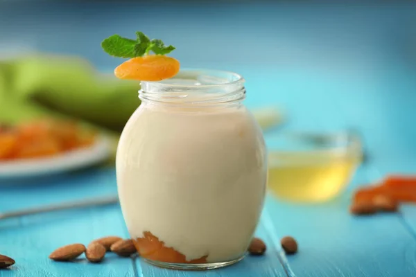 Glasburk med läckra yoghurt — Stockfoto