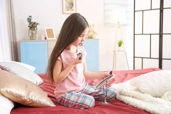 Petite Fille Mignonne Jouant Avec Les Cosmétiques Mère Sur Lit — Photo