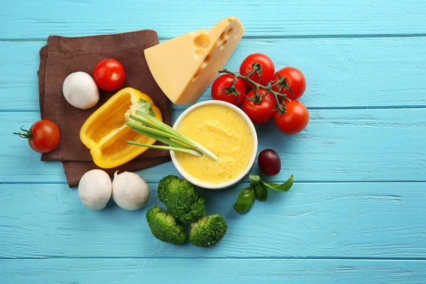 Cuenco con salsa de queso y diferentes productos — Foto de Stock