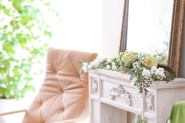 Mooie bloemen op de schoorsteenmantel — Stockfoto