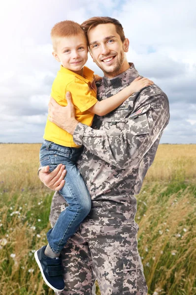 Soldado feliz com filho, ao ar livre — Fotografia de Stock