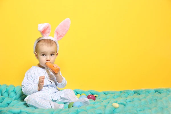 Dziecko w uszy królika — Zdjęcie stockowe