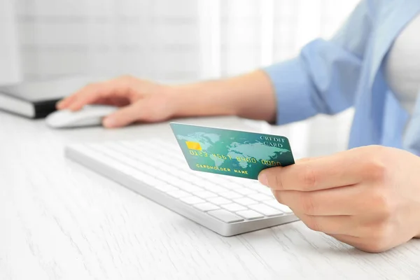 Жінка платить онлайн кредитною карткою — стокове фото