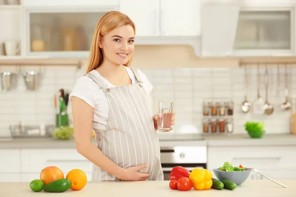 Giovane donna incinta — Foto Stock