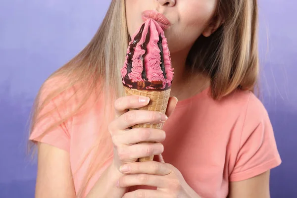 Mujer joven comiendo helado — Foto de Stock