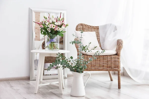 Diseño interior de la habitación con hermosas flores —  Fotos de Stock