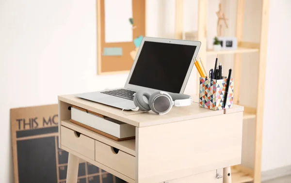 Stand-up desk with laptop — Stock Photo, Image