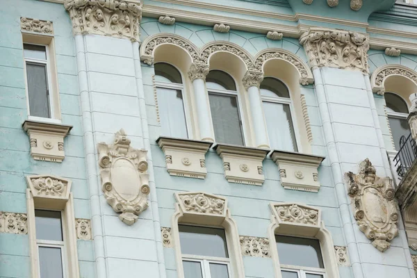 Edifício ornamentado com janelas de plástico branco — Fotografia de Stock