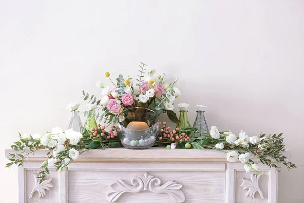 Taze çiçekler ile güzel kompozisyon — Stok fotoğraf