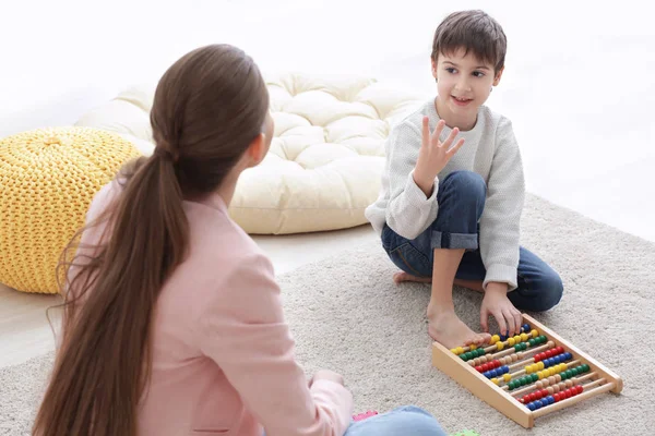 Niño aprendiendo a contar — Foto de Stock