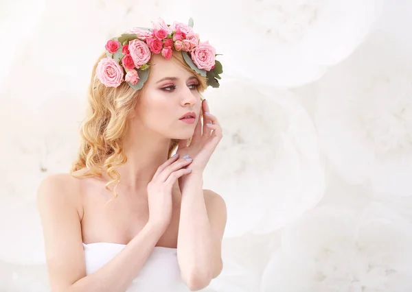 Junge Frau mit Blumen im Haar — Stockfoto