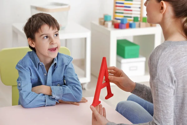 Boy at speech therapist office — Stock Photo, Image