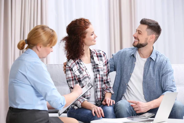 Young couple signing contract — Stock Photo, Image