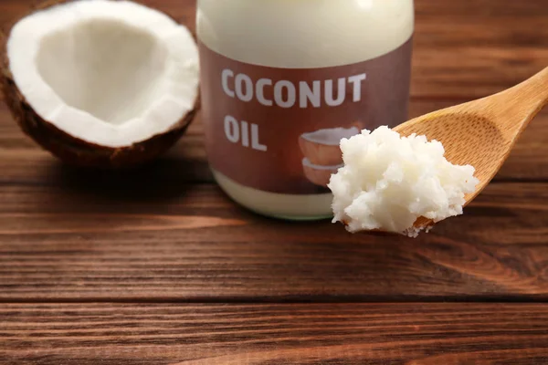 Ложка со свежим кокосовым маслом — стоковое фото