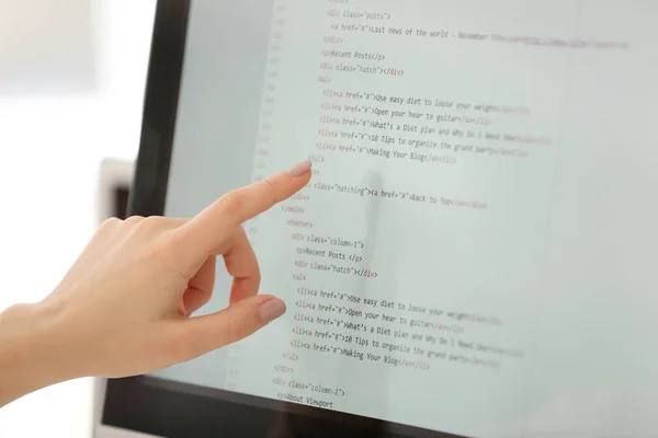 Woman wijzend op computermonitor, close-up — Stockfoto