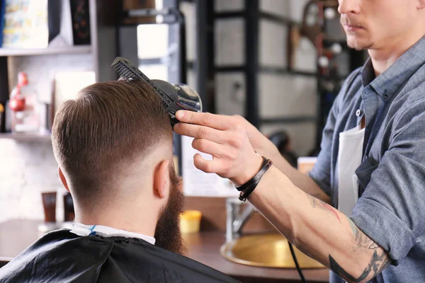 Barber att göra moderna manliga frisyr — Stockfoto