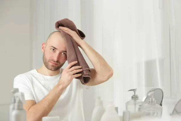 Έννοια απώλεια μαλλιών. Νεαρός άνδρας κοιτάζοντας καθρέφτη — Φωτογραφία Αρχείου