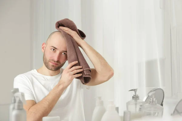 Concepto de pérdida de cabello. Joven mirando al espejo — Foto de Stock